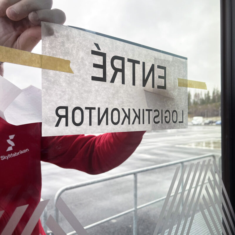 Montage av foliedekor på glas i entrédörr.