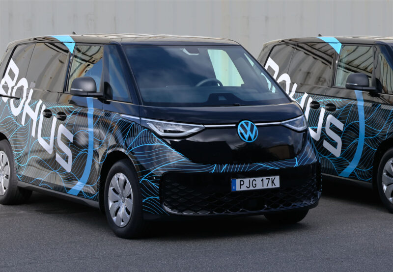 En helfolierad Volkswagen Id Buzz för Bohus, där folien är printad. Logotypen är monterad efteråt i solid folie. En wrapping utöver det vanliga där även emblemet är folierat i blå folie. Skyltfabriken producerar skyltar i Göteborg och inte bara bildekor utan skyltar för alla tillfällen.