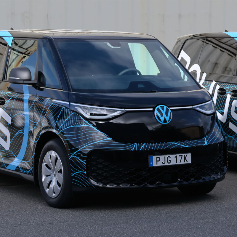 En helfolierad Volkswagen Id Buzz för Bohus, där folien är printad. Logotypen är monterad efteråt i solid folie. En wrapping utöver det vanliga där även emblemet är folierat i blå folie. Skyltfabriken producerar skyltar i Göteborg och inte bara bildekor utan skyltar för alla tillfällen.