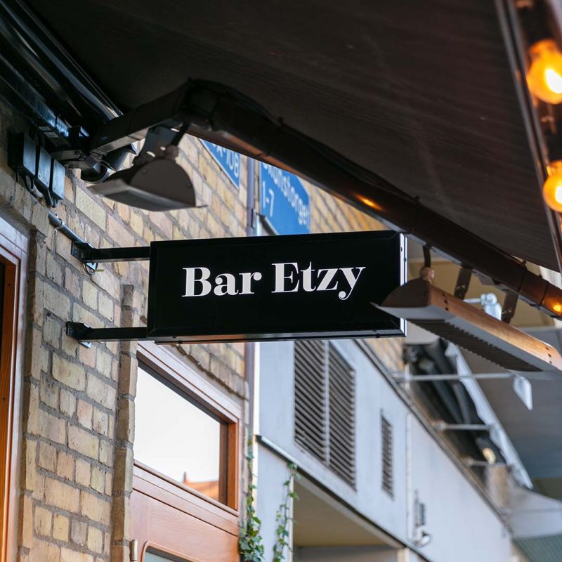 Svart flaggskylt vid Bar Etzy på Sprängkullsgatan i Göteborg.
