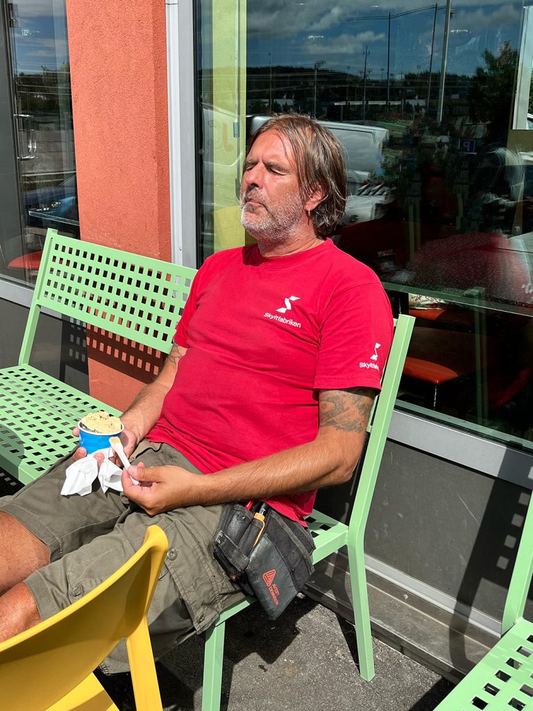 Vår montör Roberth njuter av glass och sol!