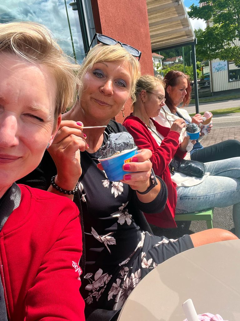 Tjejerna på Skyltfabriken njuter av glass och sol på Triumf Glass glasscafé i Sävedalen.