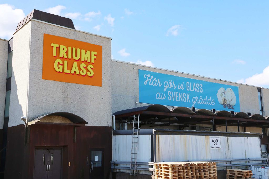 Fasadskylt för Triumf Glass glassfabrik i Sävedalen, med en kombination av profil P6 och P3. Detta ger en ljuseffekt både framåt och bakåt.
