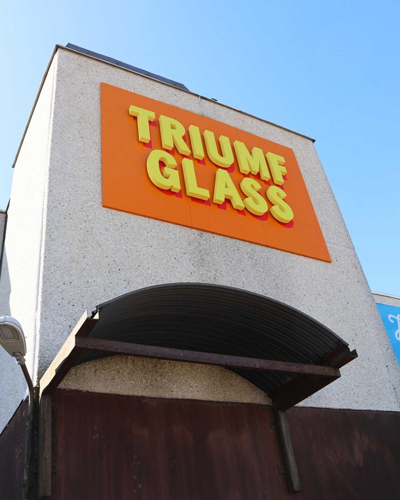 Fasadskylt för Triumf Glass glassfabrik i Sävedalen, med en kombination av profil P6 och P3. Detta ger en ljuseffekt både framåt och bakåt.