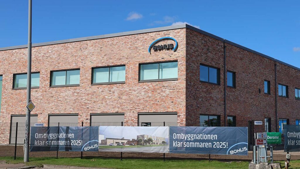 Fasadskylt för Bohus ombyggda fastighet på Exportgatan, Hisings Backa. Blå och svart fasadskylt där de svarta tecknen lyser med vit ljuseffekt på natten.