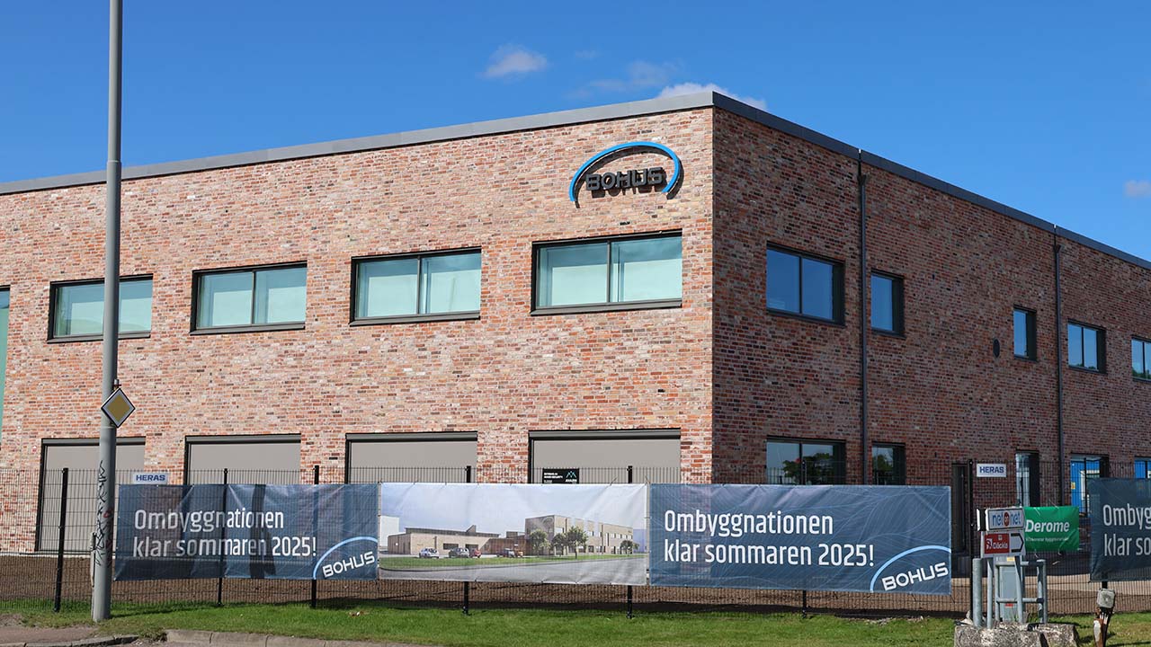 Fasadskylt för Bohus ombyggda fastighet på Exportgatan, Hisings Backa. Blå och svart fasadskylt där de svarta tecknen lyser med vit ljuseffekt på natten.