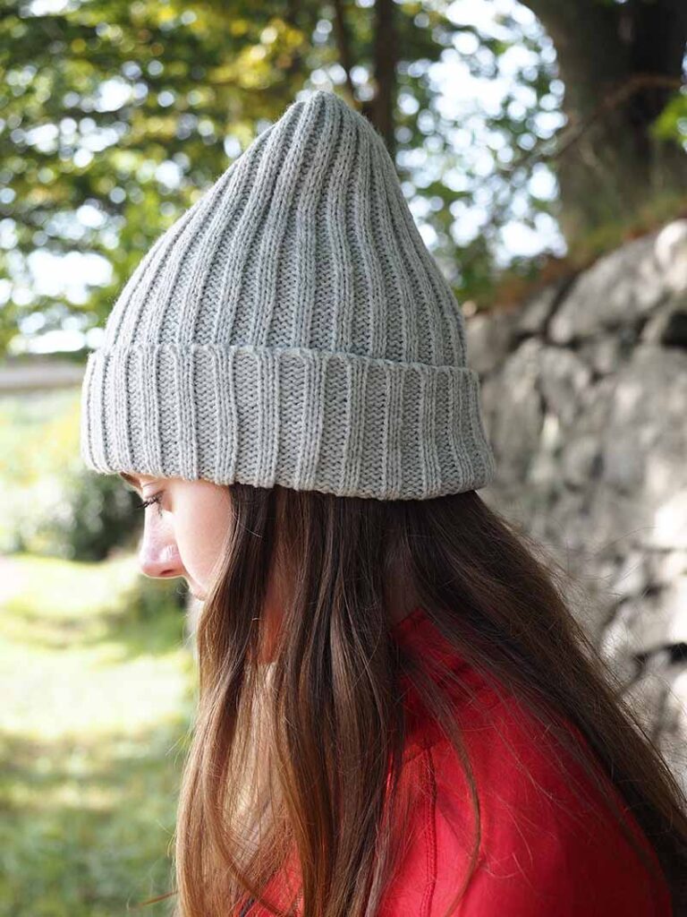 Höstens mysigaste mössa som du dessutom syns bra i på kvällen med reflekterande garn, unisex.