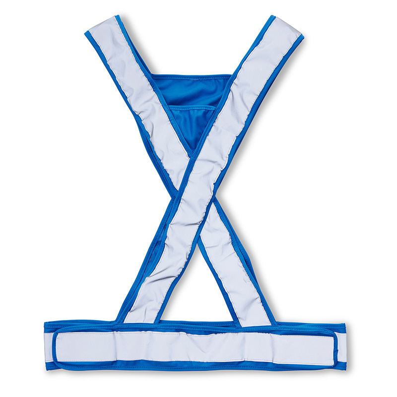 Reflexväst Ex ADCO. En smidig och klädsam reflex! Breda reflexer över torso och midja ökar synbarheten och tryggheten i mörker för användaren. Kardborrefästen i sidorna gör det möjligt att reglera för bästa komfort och passform. Tryckyta i trianglarna fram och bak