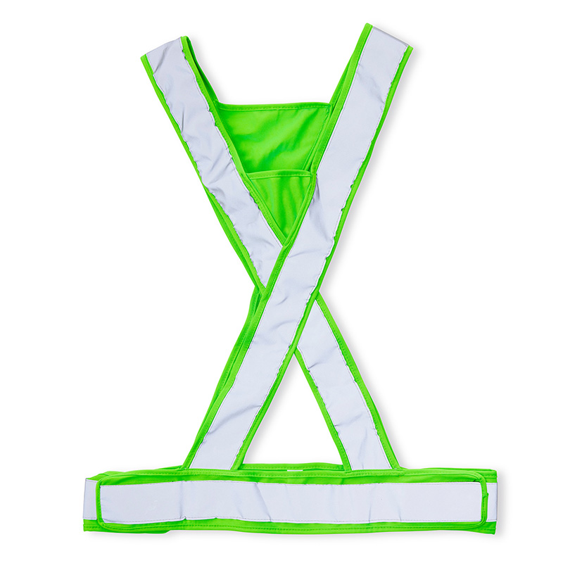 Reflexväst Ex ADCO. En smidig och klädsam reflex! Breda reflexer över torso och midja ökar synbarheten och tryggheten i mörker för användaren. Kardborrefästen i sidorna gör det möjligt att reglera för bästa komfort och passform. Tryckyta i trianglarna fram och bak