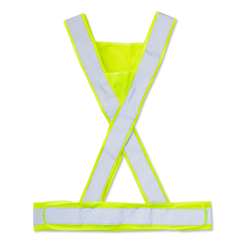 Reflexväst Ex ADCO. En smidig och klädsam reflex! Breda reflexer över torso och midja ökar synbarheten och tryggheten i mörker för användaren. Kardborrefästen i sidorna gör det möjligt att reglera för bästa komfort och passform. Tryckyta i trianglarna fram och bak