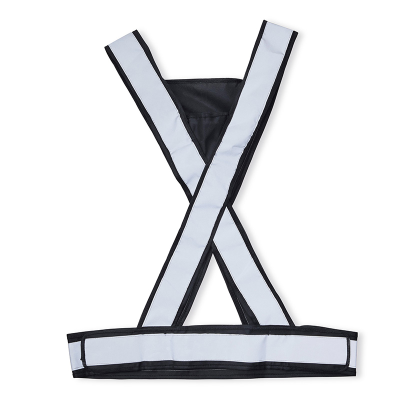 Reflexväst Ex ADCO. En smidig och klädsam reflex! Breda reflexer över torso och midja ökar synbarheten och tryggheten i mörker för användaren. Kardborrefästen i sidorna gör det möjligt att reglera för bästa komfort och passform. Tryckyta i trianglarna fram och bak