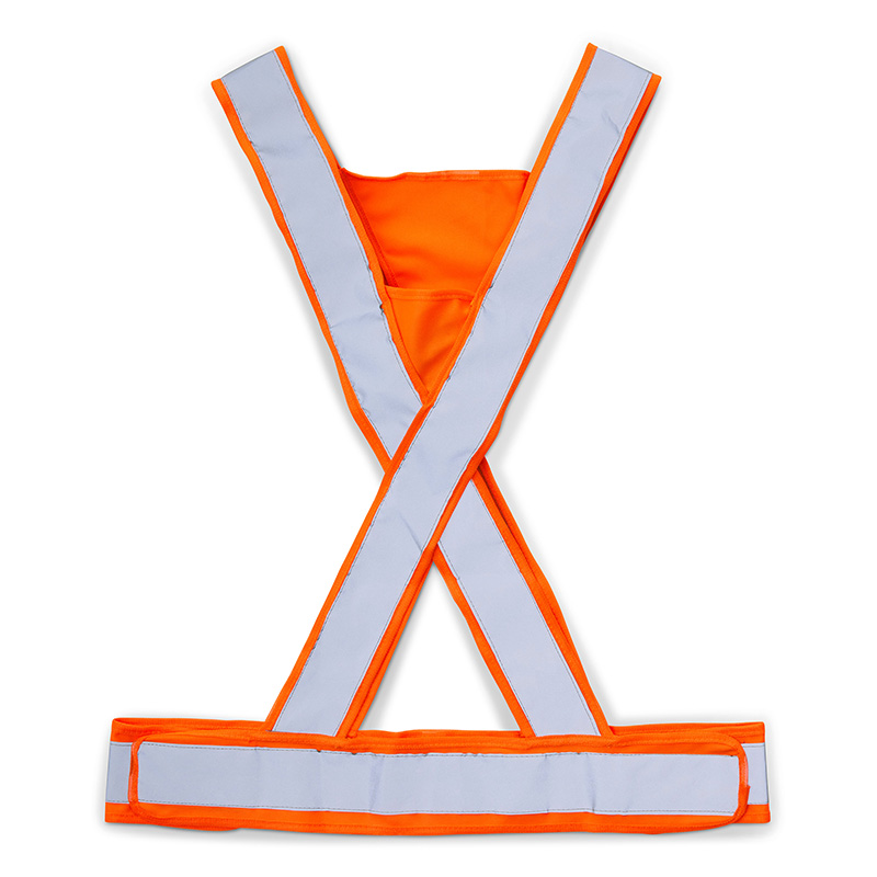 Reflexväst Ex ADCO. En smidig och klädsam reflex! Breda reflexer över torso och midja ökar synbarheten och tryggheten i mörker för användaren. Kardborrefästen i sidorna gör det möjligt att reglera för bästa komfort och passform. Tryckyta i trianglarna fram och bak