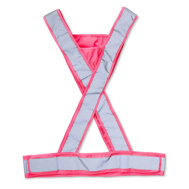 Reflexväst Ex ADCO. En smidig och klädsam reflex! Breda reflexer över torso och midja ökar synbarheten och tryggheten i mörker för användaren. Kardborrefästen i sidorna gör det möjligt att reglera för bästa komfort och passform. Tryckyta i trianglarna fram och bak