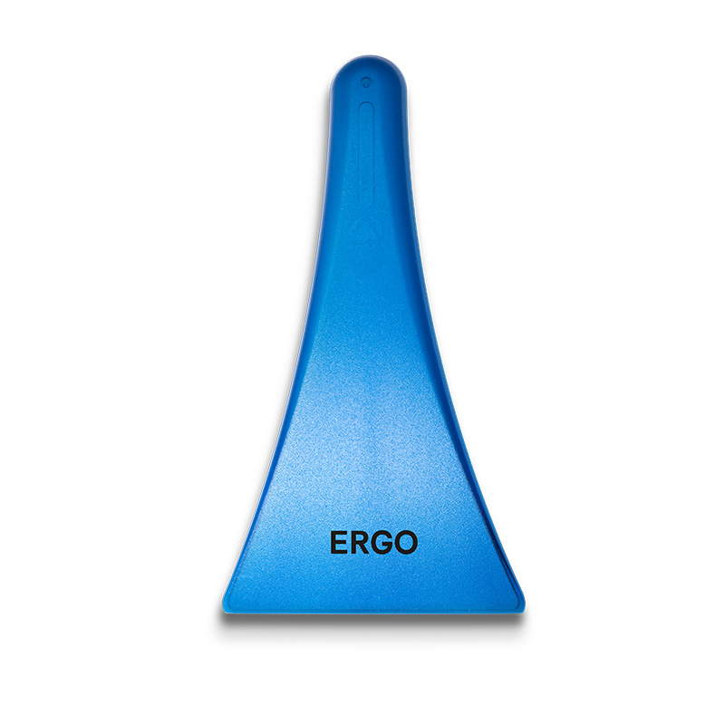 Kraftfull, ergonomiskt utformad isskrapa med vinklat handtag som ger suveränt grepp och större räckvidd.