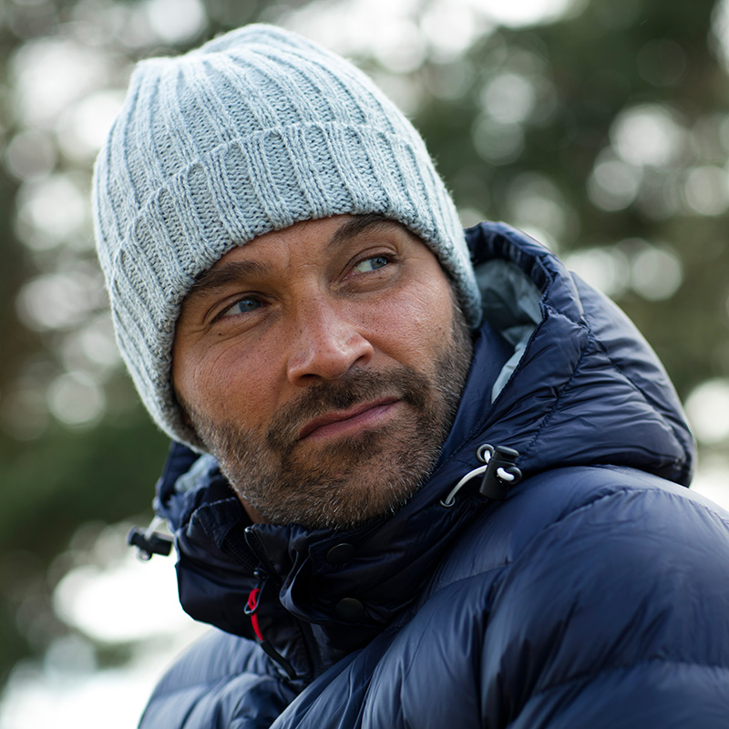 Höstens mysigaste mössa som du dessutom syns bra i på kvällen med reflekterande garn, unisex.