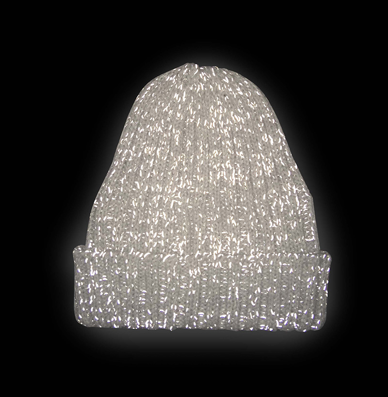 Reflexmössa från Tracker 6405. Ljusgråmelerad ribbstickad mössa med reflexgarn som gör att du syns riktigt bra på promenaden.