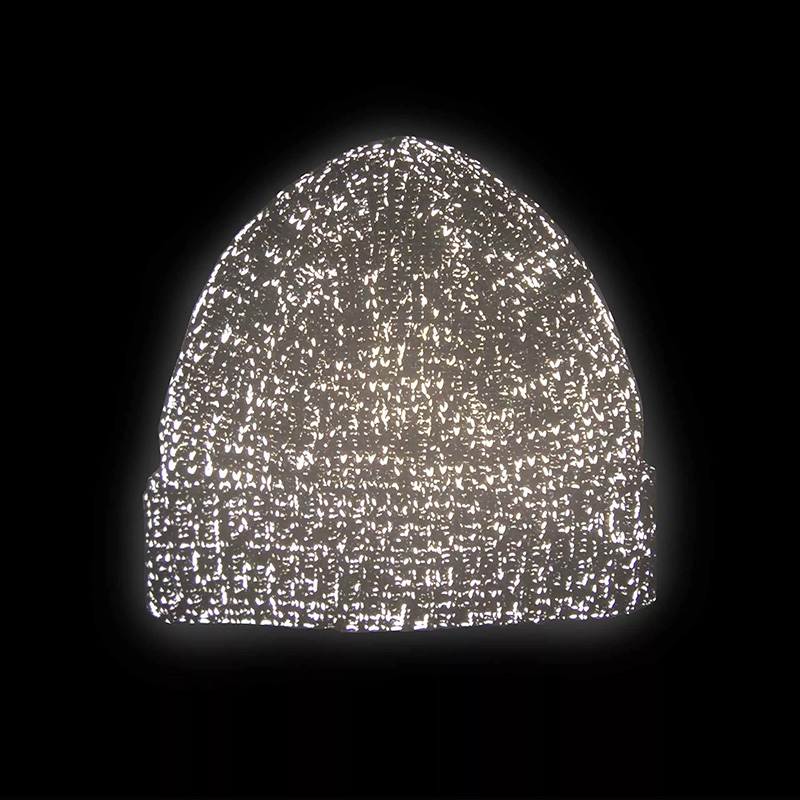 Reflexmössa - Tracker 6400, unisex. Svart ribbstickad mössa med reflexgarn som gör att du syns bra i mörkret. Märk med företagets logotype, till exempel med brodyrmärke, vävt märke eller graverat läderrmärke.