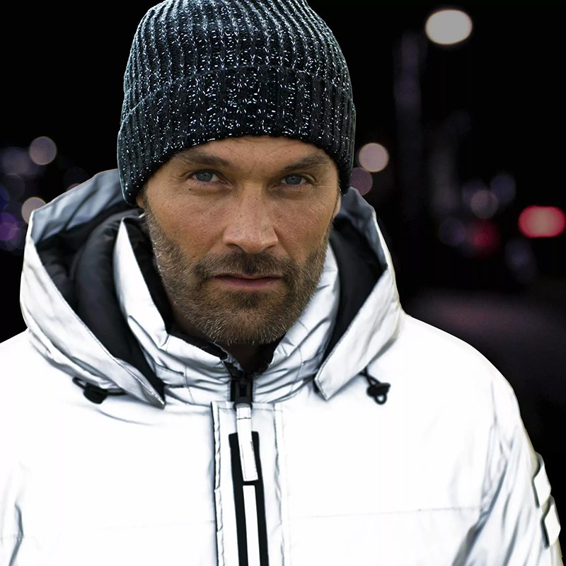 Reflexmössa - Tracker 6400, unisex. Svart ribbstickad mössa med reflexgarn som gör att du syns bra i mörkret. Märk med företagets logotype, till exempel med brodyrmärke, vävt märke eller graverat läderrmärke.