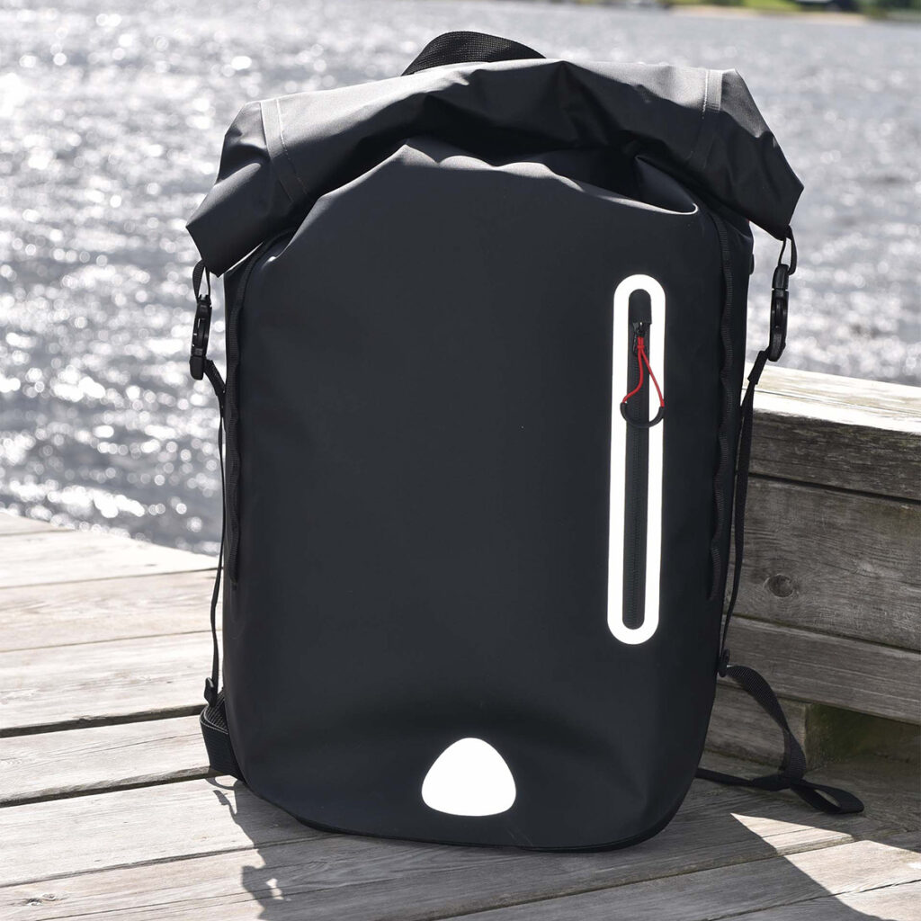 Waterproof Backpack Tracker 9028. Väskan är 100 % vattentät med svetsade sömmar och rullförslutning.