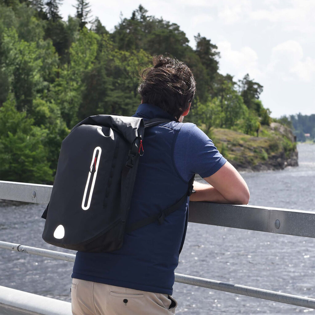 Waterproof Backpack Tracker 9028. Väskan är 100 % vattentät med svetsade sömmar och rullförslutning.