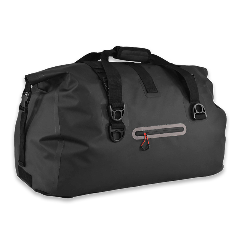 Svart vattentät Adventure Bag från Tracker. Väskan är 100 % vattentät med svetsade sömmar och rullförslutning. Vattentät ytterficka med reflexdetaljer.