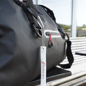 Svart vattentät Adventure Bag från Tracker. Väskan är 100 % vattentät med svetsade sömmar och rullförslutning. Vattentät ytterficka med reflexdetaljer.