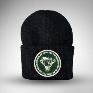 Märkning av mössa i form av broderat märke i två kulörer.