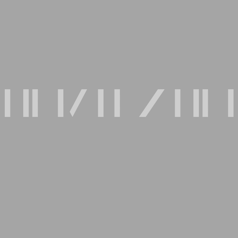 Kontrastmarkering Bokhylla i självhäftande folie, Skyltfabrikens design. Monteras på två höjder för bäst kontrastverkan.