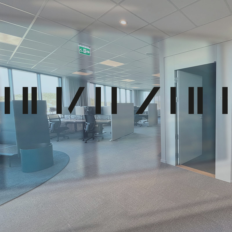 Kontrastmarkering Bokhylla i självhäftande folie, Skyltfabrikens design. Monteras på två höjder för bäst kontrastverkan.