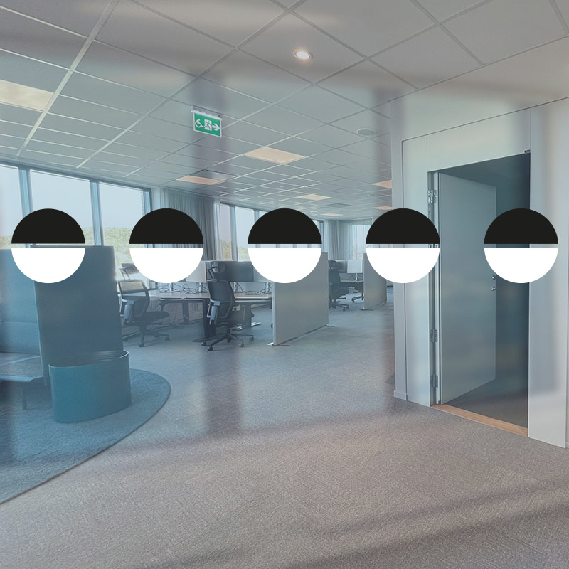 Kontrastmarkering med halvcirklar i två kulörer. Tillverkas av självhäftande folie. Monteras på två höjder för bäst kontrastverkan.