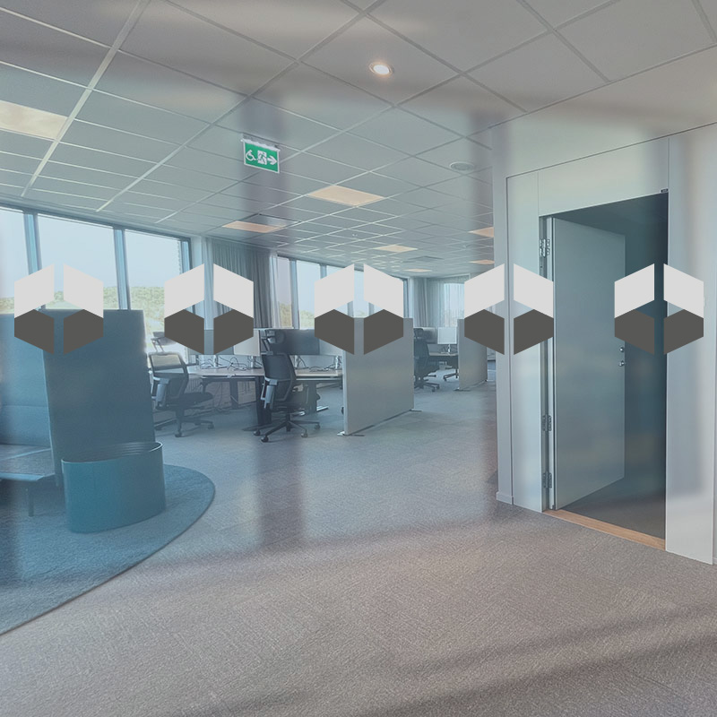 Kontrastmarkering Hexagon i självhäftande folie, Skyltfabrikens design. Monteras på två höjder för bäst kontrastverkan.