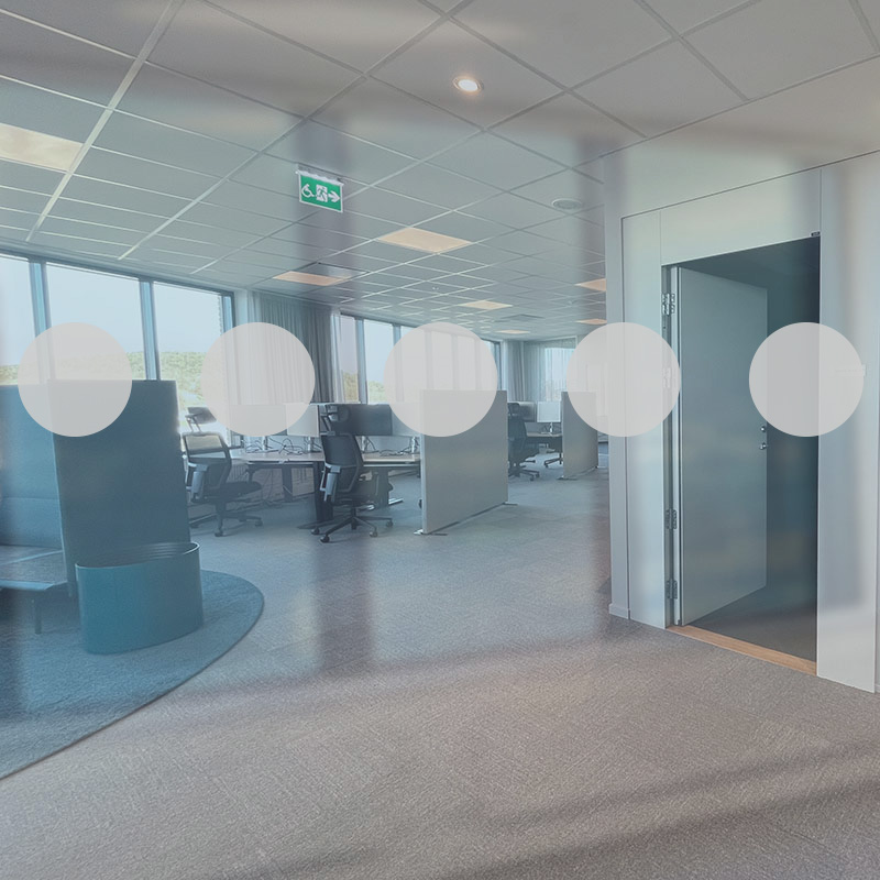 Kontrastmarkering Rund i svartvitt eller frost. Tillverkas av självhäftande folie. Monteras på två höjder för bäst kontrastverkan.