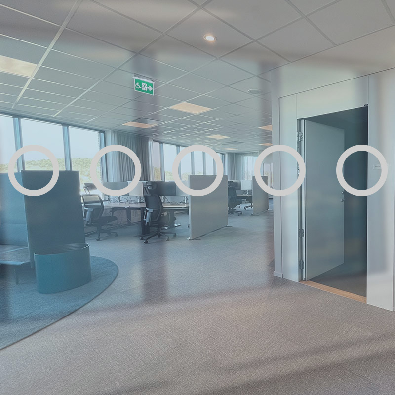 Kontrastmarkering med rund kontur i frostad folie. Tillverkas av självhäftande folie. Monteras på två höjder för bäst kontrastverkan.