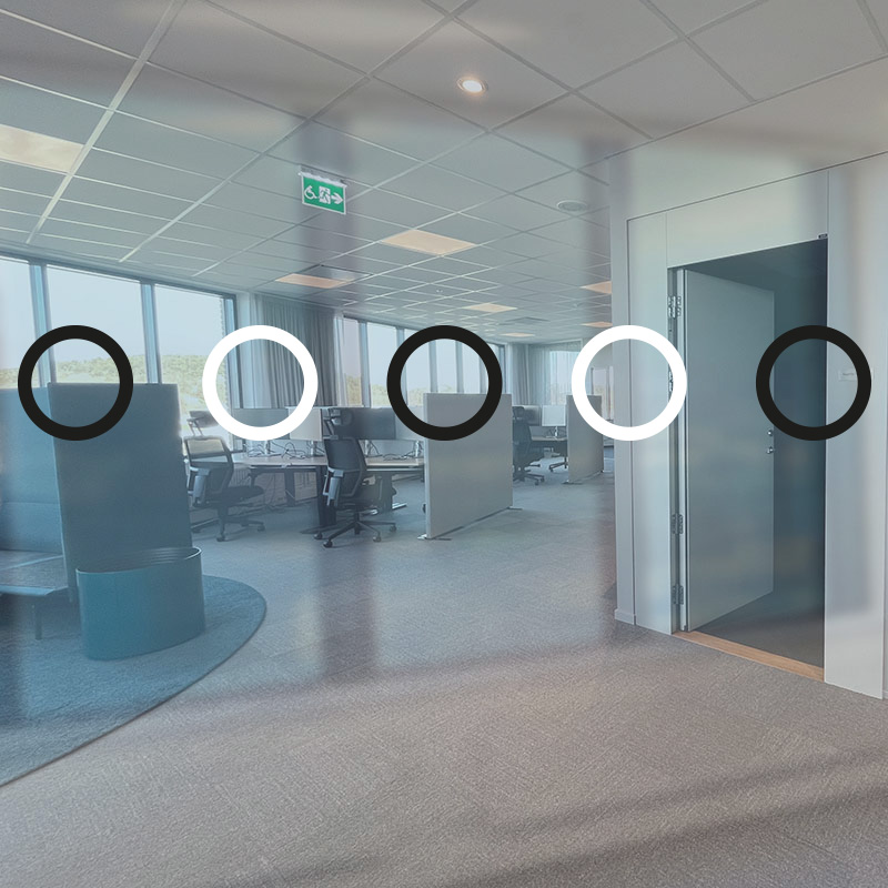 Kontrastmarkering med rund kontur i två kulörer. Tillverkas av självhäftande folie. Monteras på två höjder för bäst kontrastverkan.