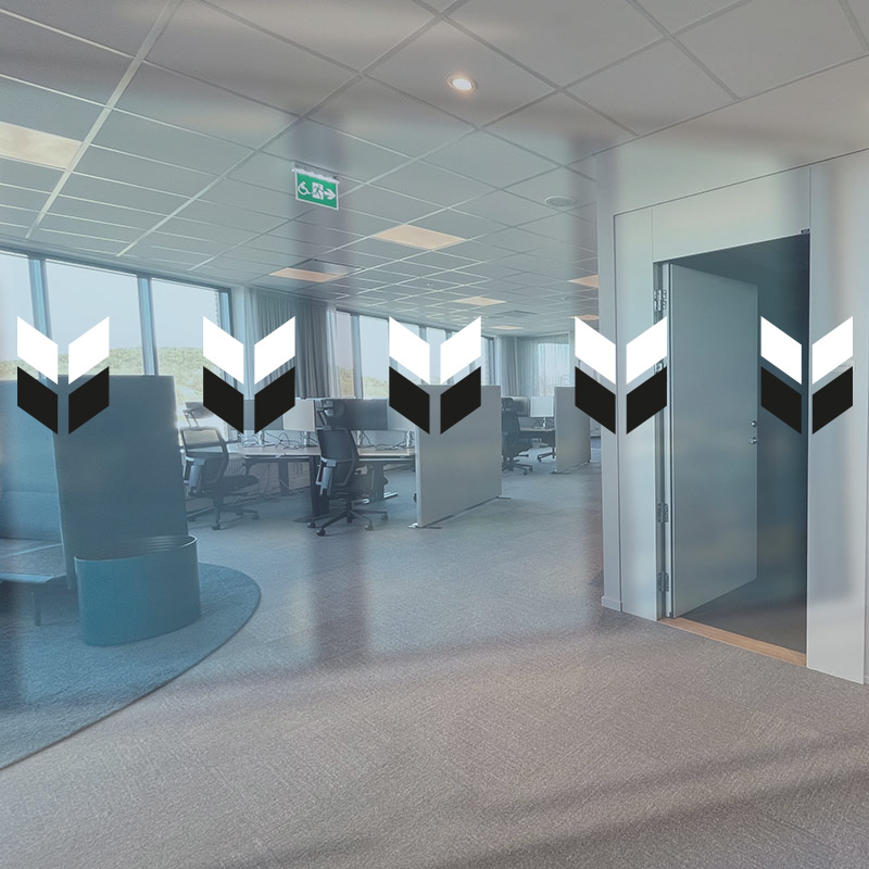 Kontrastmarkering Veteax i självhäftande folie, Skyltfabrikens design. Monteras på två höjder för bäst kontrastverkan.