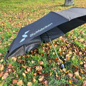 Kompakt paraply med tryckt reflekterande logotype När det är mörkt ute och dålig sikt i regnet tillför den reflekterande logotypen lite extra synbarhet.