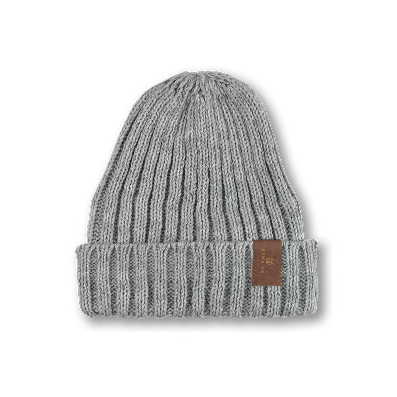 Reflexmössa från Tracker 6405. Ljusgråmelerad ribbstickad mössa med reflexgarn som gör att du syns riktigt bra på promenaden. Märkt med etikett i PU-läder (konstläder).