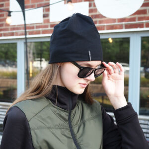 Mössa med textilt märke fastsytt i mudd.