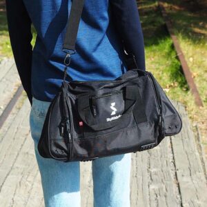 Axelväska, bag, med printad vit logotype.