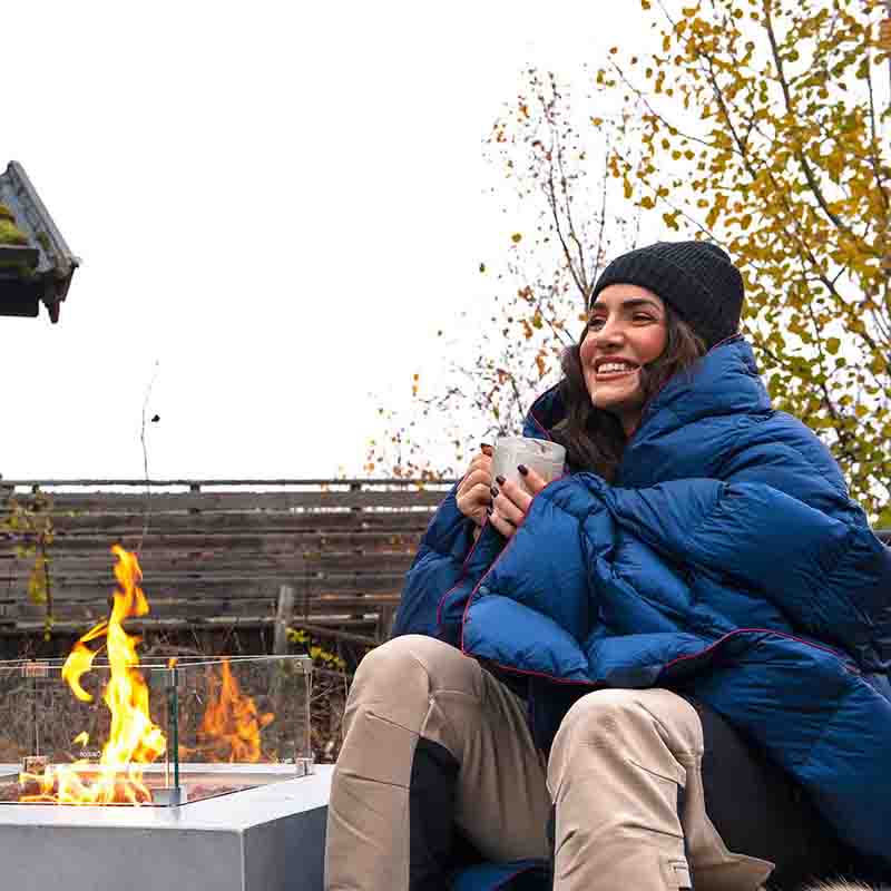 Exklusiv dunpläd som är lätt, varm och mjuk. Perfekt att ta med på utflykten, i båten eller bara som en extra filt inomhus.