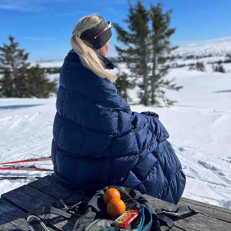 Exklusiv dunpläd som är lätt, varm och mjuk. Perfekt att ta med på utflykten, i båten eller bara som en extra filt inomhus.