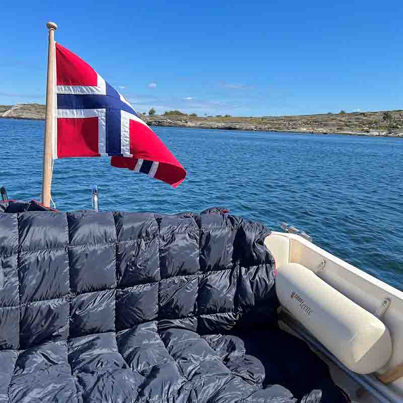 Exklusiv dunpläd som är lätt, varm och mjuk. Perfekt att ta med på utflykten, i båten eller bara som en extra filt inomhus.