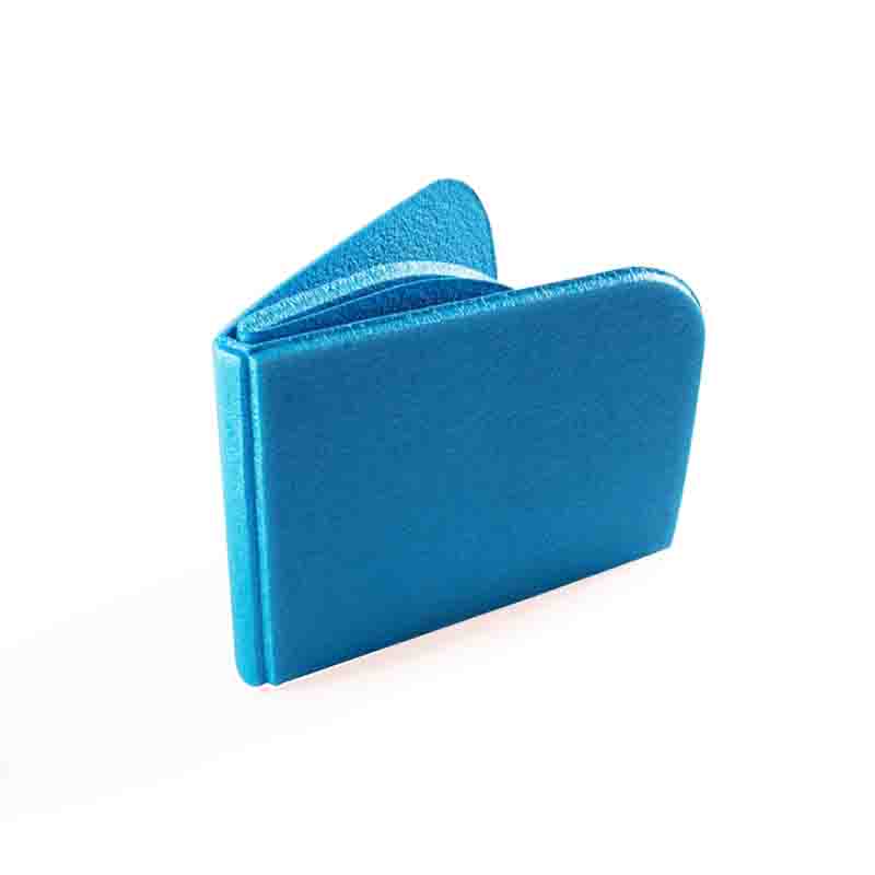 Sittunderlag i praktisk fickmodell. Suveränt smart och superlätt sittunderlag som går att vika ihop. Vattentät och lätt att ta med. Finns ljusblå, röd, svart och orange.