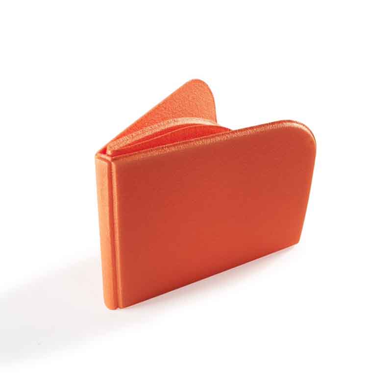 Sittunderlag i praktisk fickmodell. Suveränt smart och superlätt sittunderlag som går att vika ihop. Vattentät och lätt att ta med. Finns ljusblå, röd, svart och orange.