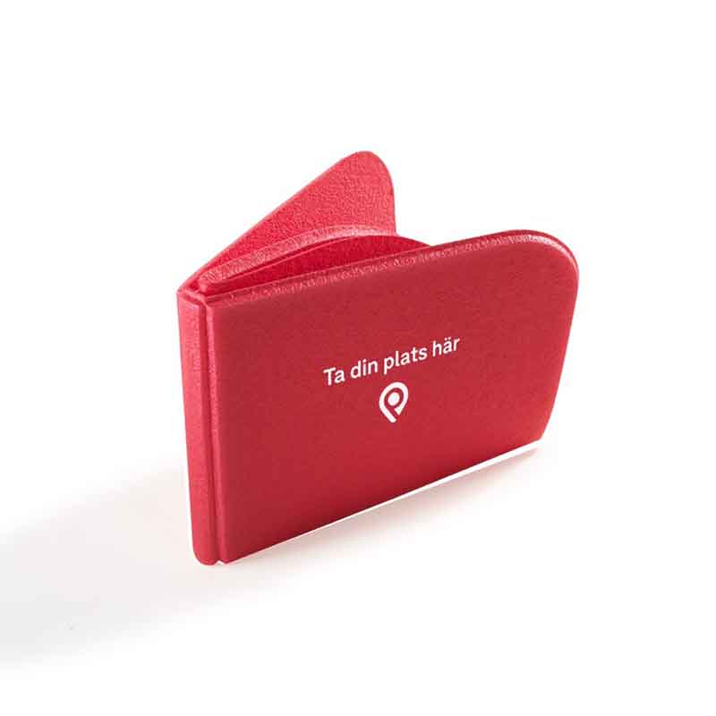 Sittunderlag i praktisk fickmodell. Suveränt smart och superlätt sittunderlag som går att vika ihop. Vattentät och lätt att ta med. Finns ljusblå, röd, svart och orange.