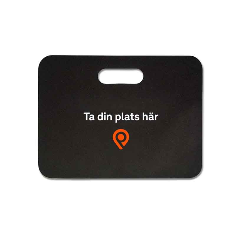Ultralätt, isolerande och vattentätt sittunderlag med praktiskt handtag. Hög kvalité och mycket slitstarkt både avseende material och tryck. Finns blå, orange och svart.