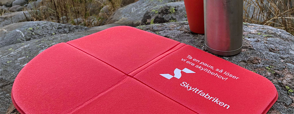 Sittunderlag i praktisk fickmodell. Suveränt smart och superlätt sittunderlag som går att vika ihop. Vattentät och lätt att ta med. Finns ljusblå, röd, svart och orange.