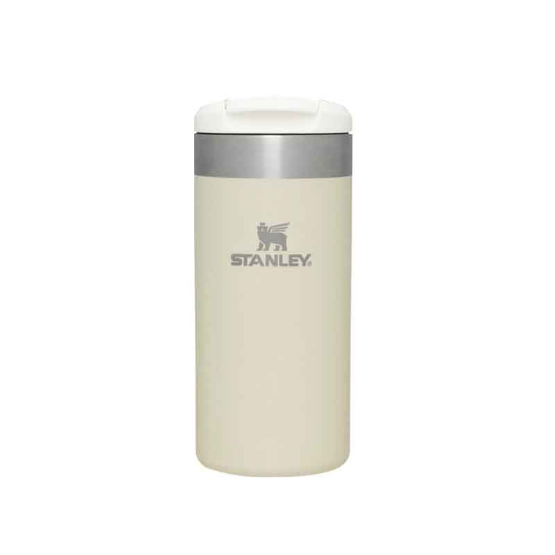 Stanley AeroLight™ har dubbelvägg som håller drycker kalla och varma. Muggen är BPA-fri och tål diskmaskin. Finns i krämfärgad, ljusrosa, grå och svart.