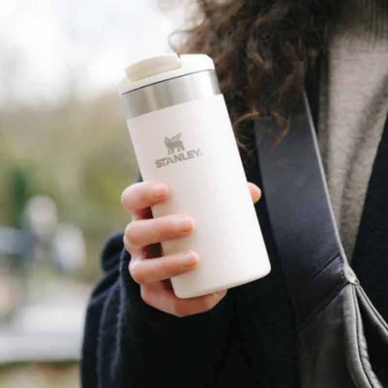 Stanley AeroLight™ har dubbelvägg som håller drycker kalla och varma. Muggen är BPA-fri och tål diskmaskin. Finns i krämfärgad, ljusrosa, grå och svart.
