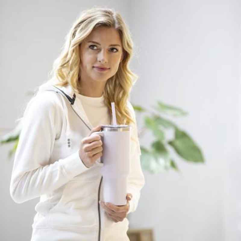 Termosmugg Sydney 1200 ml. RCS-certifierad vakuumisolerad kopparmugg, tillverkad av 91 % återvunnet rostfritt stål som håller drycker kalla i minst 24 timmar och varma i upp till 9 timmar.